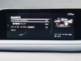 こちらのお車には先進安全装備が多数搭載されています。衝突被害を回避あるいは軽減するためのブレーキや、後方死角からの接近警報、車線逸脱を防止する警報装置など、詳しくはスタッフまでお尋ねください。