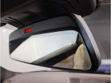 BMWのミラーは車種によって異なりますがレーンチェンジウォーニングが装備されております。詳しくは当店スタッフまでお問い合わせくださいませ。