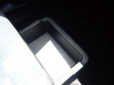 助手席シートの下にも収納があって便利。車内の整理整頓に役立ちます♪
