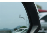 隣車線を走る車両をレーダーで検知し、ドアミラーでは確認しにくい後側方エリアに存在する車両に加え、急接近してくる車両も検知します。車両を検知するとドアミラーに搭載されたLEDインジケーターが点灯します。