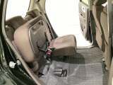 リアシートの背もたれは2段階の角度調節がついています。お好みの位置でゆったりお乗りいただけます。 座面を跳ね上げて収納スペースを広くすることも可能です。
