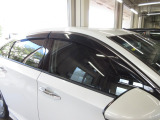 雨天時の換気に役立つドアバイザーを装備。陽射しを遮る効果もありますので、人気の用品です。