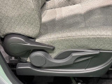 運転手の体格に合わせて,運転席の座面の高さ調整ができるシートリフターが付いてます