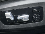 身体をしっかり支えながら長時間のドライブでも快適に過ごせるBMWのシート。素材の質感やステッチ細部まで丁寧に仕上げられたデザインが室内に上質な雰囲気を齎します。乗る度に心地良さを感じられるシートです。