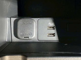 スマートフォン等の充電や連携に便利なUSB Type-Aポートを2基配置。さらに12Vアクセサリー電源も備えドライブ中の電源確保に重宝します。毎日の通勤から遠出まで活躍する、利便性の高い快適装備です。