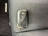 今の時代当たり前のようになってきたスマートキー、ポケットやカバンの中に入れておくだけでドアロックの開閉やエンジンスタートが簡単にできちゃいます。