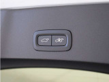 テールゲートには、スイッチ一つで開閉可能な電動開閉機能を装備。また、リアバンパーの下で足を動かすだけで開閉できる、ハンズフリー・オープニング/クロージング機構も搭載しています。