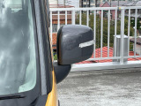 狭い駐車場でも安心。スイッチ操作だけでドアミラーの格納展開が可能。電動格納式リモコンドアミラー!