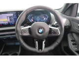 BMWのステアリングのリムは、一般的なものより少し太めにデザインされています。 これはタイヤやステアリングシャフトなどを介して伝わる路面からの入力を、しっかりと把握するためです。