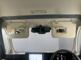 両席のサンバイザーにはバニティーミラーも付いています。身だしなみチェックには欠かせません。