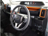 シックな色使いの運転席周りですね。すっきりとしたデザインで上品な色使いです。居心地の良い運転席長く座ってられるリラックスできるデザインがいいですね。