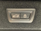 電動パワーゲートです。開閉がボタン1つで開け閉め行えます。また、状況に応じてのトランクハッチ開閉量を簡単に設定可能です。スマートオープナーも便利な機能です。ぜひお試しください。
