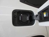 運転席側リヤフェンダーにあります急速充電ポートです。