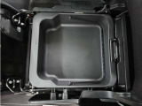 助手席シートアンダーボックスで大きな荷物も濡れた荷物も収納可能です。
