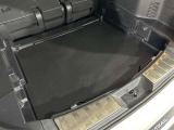 ラゲッジアンダーボックスも装備されております。荷物を載せたり、荷室が広くなりますので大型荷物も載せることができます。