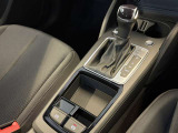 Audiのシフトレバーは、その車のトランスミッションに合わせて異なるデザインと機能を持っており、運転の楽しさと快適さを追求しています。