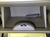 【グローボックス】助手席の前にあるグローボックスです。小物の収納に便利です。インターナビ搭載。従来のカーナビでは把握できない、より詳細な渋滞情報や防災情報などがわかり、便利なアイテムです。