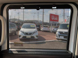 スライドドアに格納式のロールブラインドを装備してます。