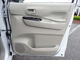 ◇運転席扉 内側部分になります◇【パワーウィンドウ】窓の開け閉め楽々!少し換気したいな〜なんて時にササッと操作できますね♪