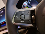 運転中にもオーディオの音量やFMの切り替えなどステアリングでの操作で切り替え可能なため、ステアリングから手を放す必要がない為、運転中でも操作が簡単でございます。