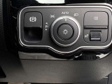 メルセデス・ベンツのヘッドライトスイッチはとてもシンプルなスイッチです。基本的にAUTOの位置にしていれば周辺の明るさを判断し自動でヘッドライトを転倒させ安全運転に一役買ってくれます。
