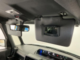 【サンバイザー】車内で身だしなみを整えるためのバニティミラーがセット。お化粧直しや髪型のチェックに活用できます。