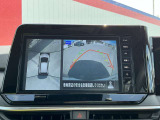 上空から見下ろしているかのような映像をディスプレイに映し出し、スムースな駐車をサポートします。画面は「トップビュー」のほか「サイドブラインドビュー」への切り換えが可能。ますます安心です