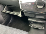 助手席前のグローブボックスの画像です。