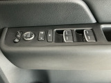 運転席のスイッチで全てのウィンドウの開閉操作を行うことができます。ロックボタンをONにしておくと、運転席以外のウィンドウは作動しないのでお子様を乗せているときなども安心ですね♪