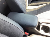 運転席と助手席の間にひじ掛けがあるので長時間のドライブでも快適ですね!