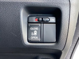 左側に電動スライドドアを装備。ワンタッチで開閉できるため、荷物の積み降ろしやお子さまの乗り降りがスムーズです。