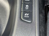【EVモード】ハイブリットならではの装備!EVスイッチを押すとモーターのみで走行出来ます☆モーターで駆動するのでガソリンエンジンと比べると静かなので、早朝や深夜など大きい音を出さずに運転出来ます!