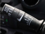 【バリアブル間欠ワイパースイッチ】車速に応じてワイパーの間隔を自動的に調整する機能。雨の量や車速に応じてワイパーの間隔を最適化し、視界を確保することができます。