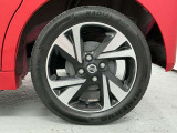 【純正アルミホイール】車体に最適化された設計による優れた耐久性と走行性能、そしてデザイン性。特に、足回りの軽量化は加速性能・燃費・乗り心地の向上に繋がり、ブレーキ性能も高めます。