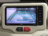 車両後方の映像を映すバックモニター。進路を確認しながら安全に車庫入れできます。