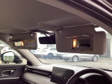 サンバイザーには、身だしなみを整える際に便利なバニティミラーが付いています。