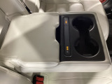 後席中央にはアームレスト兼カップホルダー付き。リアシートヒータースイッチも内蔵されています。