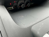 インストルメントパネルに粘着跡があります。