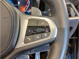 BMWのステアリングはドライバーと車体が一体感に感じれるような操作性を実現しております。また、握りやすさや操作性を向上するためにスイッチ類も配置されております。