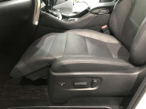 パワーシート搭載。微妙な調整が手軽にでき、最適なポジションで運転することが可能です。