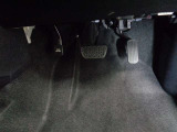 この車輌の清掃風景です!!シートを取り外して徹底洗浄!!細かなほこりやしみついた汗など、前使用者の痕跡を除去します