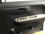 シンプルなデザインで内装色に溶け込むドアトリムを使用しています