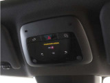 ルーフにあるボタンは、車両が始動しない場合、パンクした場合、または事故に遭った場合などの緊急時に支援の要請に使用できるため、安心感を高めることができます。