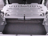 デッキボード下にも収納スペース。デッキボードを下げて深底の収納として使えば高さのある荷物も安定して積めます。