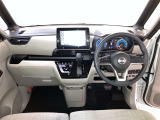 運転席周りのレイアウトをご覧ください。ナビゲーションが綺麗に装着されすっきり収まってますね!