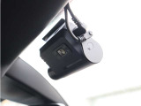 純正ならではの車両との馴染みも魅力。前後を記録できるドライブレコーダー付きです。