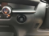 【 プッシュボタンスタートシステム 】 「アドバンストキーを携帯し、ブレーキペダルを踏みながらインパネ上のボタンを押すだけで、エンジンの始動/停止ができます。」