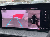 ●360度カメラ『車両の4つのカメラから得た映像を合成し、上空から眺めているような映像をモニターに映し出します。車両周辺の歩行者や障害物などの発見に役立ちます。』