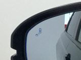 斜め後ろに存在する車を探知。その方向のドアミラー鏡面上にマークを表示し、存在をお知らせしてくれます。また、その方向にウインカーを操作すると、マークの点滅と警告音で注意を促します!