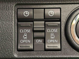両側パワースライドドアウェルカムオープン機能 降車時にスイッチで予約しておけば、乗車時に電子カードキーを持ってクルマに近づくだけでパワースライドドアが自動でオープン♪